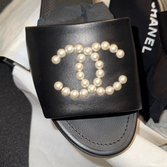 NWT AUTHENTIC CHANEL PEARL CC LOGO FLAT SANDALS - Picture 7 of 9